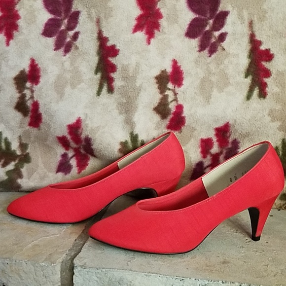 Rush Hour Shoes - Vintage 1980's RUSH HOUR Red Linen KItten Heels 8